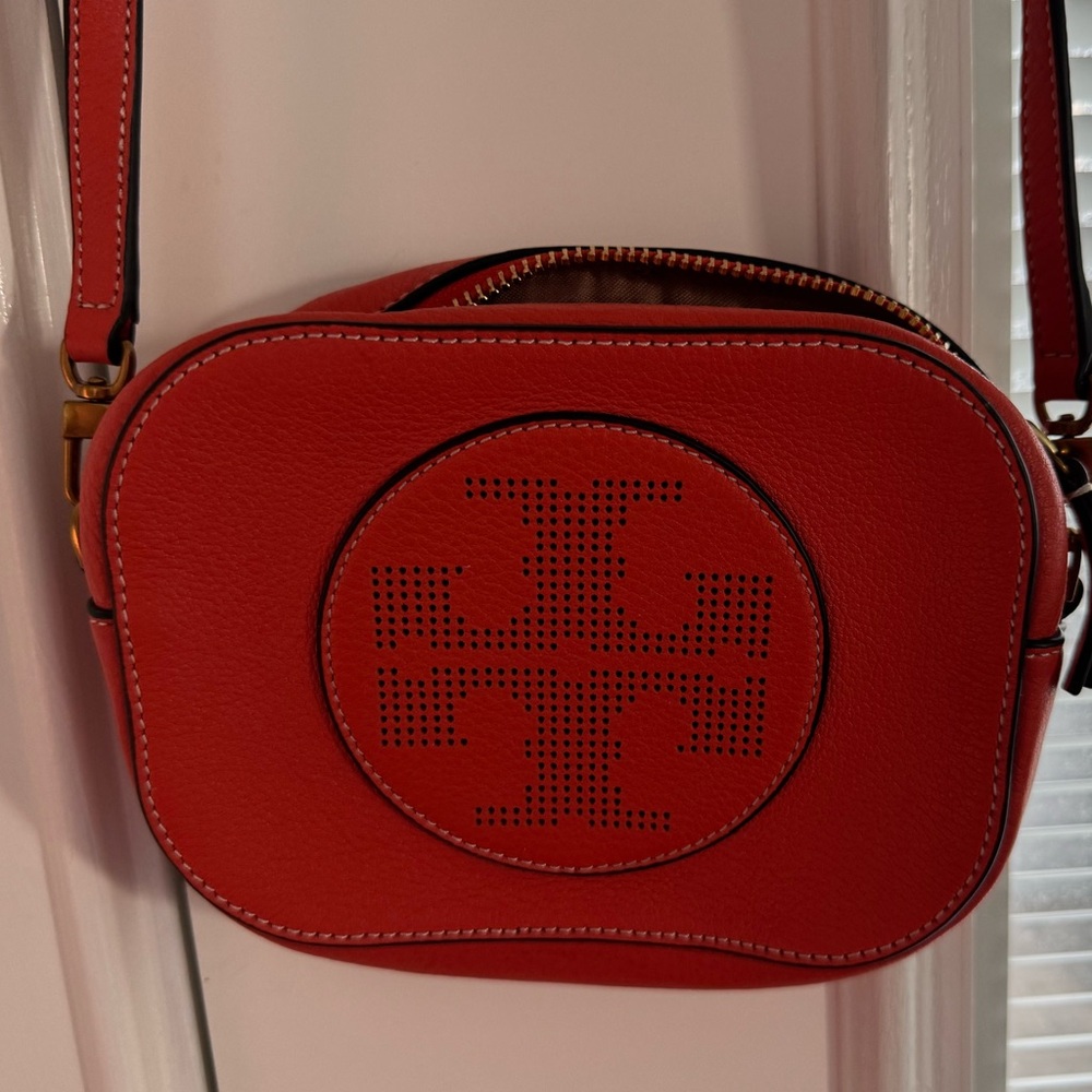 Tory burch perforated logo round crossbody in spiced orange